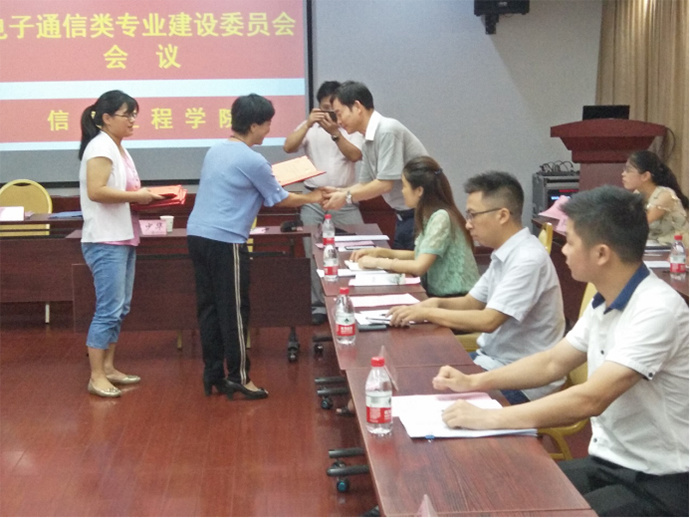 意風(fēng)教育董事(shì)長(cháng)黃(huáng)華應邀參加江西(xī)現(xiàn)代職業(yè)技(jì)術(shù)學院 2018年(nián)計(jì)算(suàn)機(jī)（信息通(tōng)信）類專業(yè)建設委員(yuán)會(huì)會(huì)議(yì)