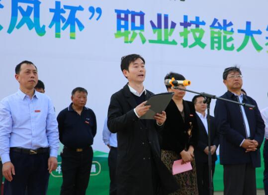 意風(fēng)公司董事(shì)長(cháng)黃(huáng)華出席江西(xī)現(xiàn)代職業(yè)技(jì)術(shù)學院2018年(nián)“意風(fēng)杯”職業(yè)技(jì)能(néng)大(dà)賽暨職業(yè)教育活動月(yuè)并發言 
